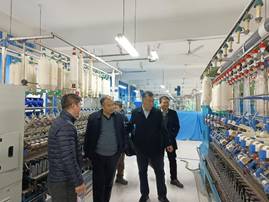 人们站在火车旁描述已自动生成